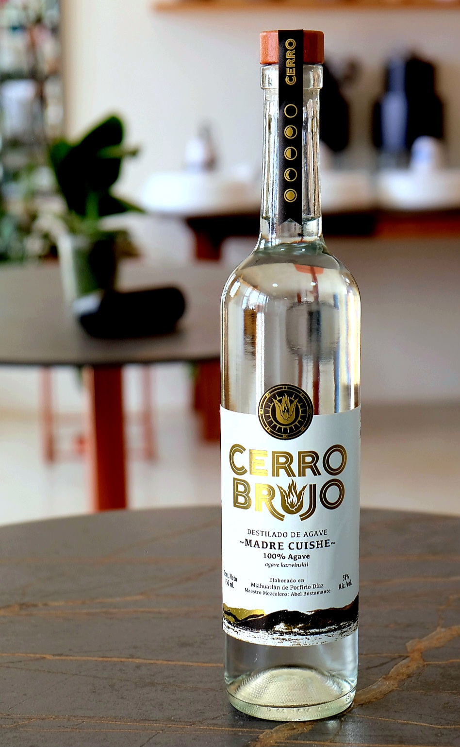 Botella de Cerro Brujo sobre fondo oscuro